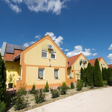 Ponty-Lak Panzió Dávod Exterior foto